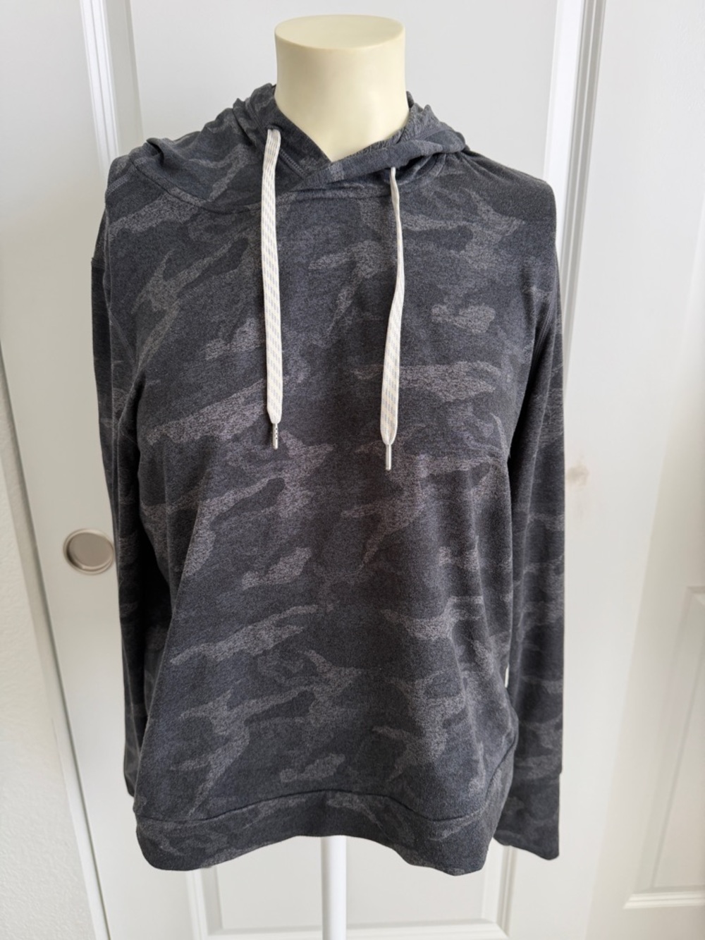VUORI Halo Essential Pullover Performance Hoodie in Black Camo Small